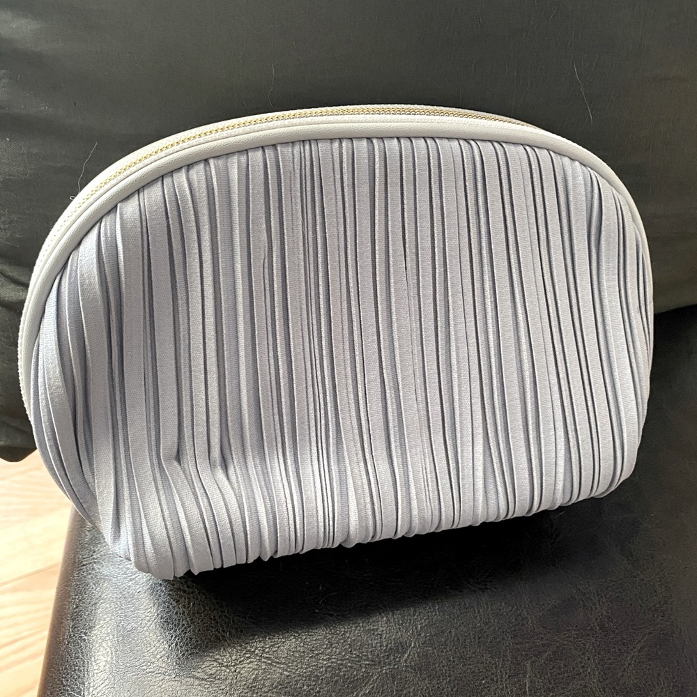 NWOT Elegant Pearl-Grey Iope Cosmetic Pouch